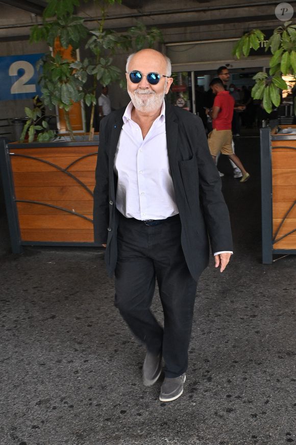 Jugnot a compris la supercherie, mais a eu très peur sur le moment.

Gérard Jugnot arrive à l'aéroport de Nice avant le 75e Festival de Cannes à Nice, France, le 17 mai 2022. Photo par Julien Reynaud/APS-Medias/ABACAPRESSS.COM