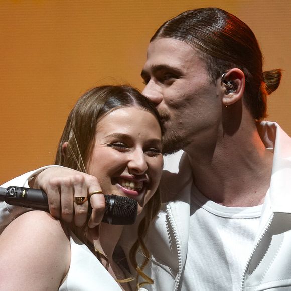 Des phénomènes comme Pierre Garnier et Héléna Bailly dominent les ventes, suivis de près par Julien Lieb, Marine ou encore Ebony, tous sortis de la Star Academy.

Héléna Bailly et Pierre Garnier lors du concert de la Star Academy à Lyon, le 15 mars 2024. 

©Sandrine Thesillat / Panoramic