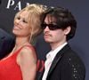 Le couple a sorti le grand jeu, misant sur l'élégance intemporelle et le sur-mesure.

Brandon Thomas Lee, Pamela Anderson, et Dylan Jagger Lee - Première du documentaire consacré à Pamela Anderson, "Pamela, une histoire d'amour" (Netflix) à Hollywood.