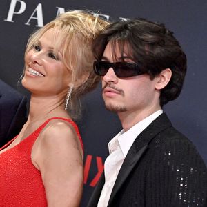 Le couple a sorti le grand jeu, misant sur l'élégance intemporelle et le sur-mesure.
Brandon Thomas Lee, Pamela Anderson, et Dylan Jagger Lee - Première du documentaire consacré à Pamela Anderson, "Pamela, une histoire d'amour" (Netflix) à Hollywood.