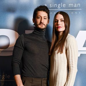 Pierre Niney et sa compagne Natasha Andrews à la première du film "Goliath" au cinéma UGC Normandie à Paris, le 8 mars 2022. © Pierre Perusseau/Bestimage