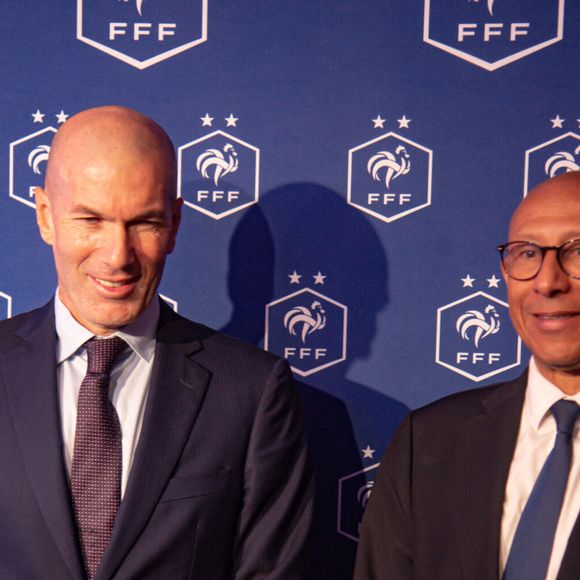 L'ancien international français de football Zinédine Zidane (à droite) s'exprime aux côtés du président de la Fédération française de football, Philippe Diallo (à gauche), lors d'une conférence de presse visant à le présenter comme le nouveau sélectionneur de l'équipe de France, au siège de la Fédération française de football (FFF) à Paris, le 28 juillet 2026. 

© Baptiste Autissier/PsnewZ/Bestimage