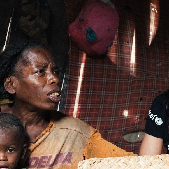 Tatiana Silva est en mission pour l'Unicef dans le sud de Madagascar en Avril 2023. Commune rurale d’Andranobory, Tatiana a été invité dans la famille du petit Holongo âgé de 18 mois dans les bras de sa maman © Arnaud Juherian / Unicef via Bestimage