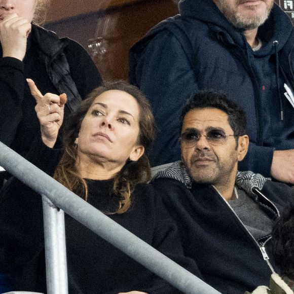 en musique, en famille… et surtout avec humour. 

Jamel Debbouze avec sa femme Mélissa Theuriau - Célébrités dans les tribunes du quart de finale de la Ligue des Nations de l'UEFA 2025 "France - Croatie (2-0 / tab 5-4)" au Stade de France à Saint-Denis le 23 mars 2025. © Cyril Moreau/Bestimage