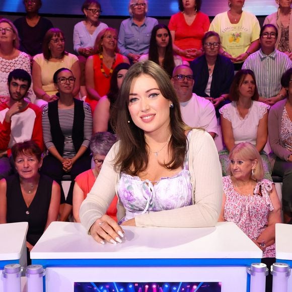 Elsa Esnoult lors de l'enregistrement de l’émission "On Connait La Chanson Céline Dion", présentée par L.Boccolini et diffusée le 1er septembre sur W9, à Paris, France, le 2 juillet 2026. © Jack Tribeca/Bestimage