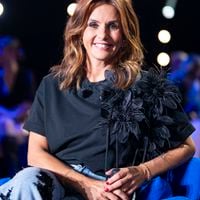 Jean et t-shirt pour Faustine Bollaert à la télé, un uniforme tout sauf basique à près de 500 euros !