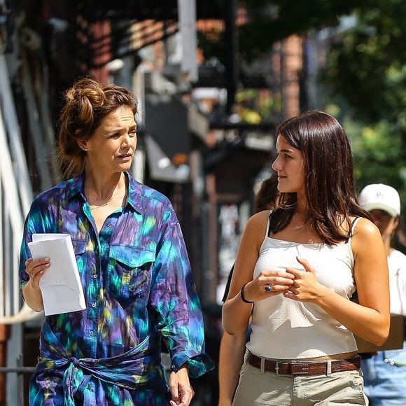 Le plateau de "Happy Hours", le nouveau projet écrit, réalisé et joué par Katie Holmes, a accueilli une invitée très spéciale : sa fille, Suri Cruise...

Katie Holmes et Suri Cruise ont été aperçues marchant ensemble sur le tournage de "Happy Hours" à New York, avant que Katie ne commence à tourner. © Backgrid USA / Bestimage