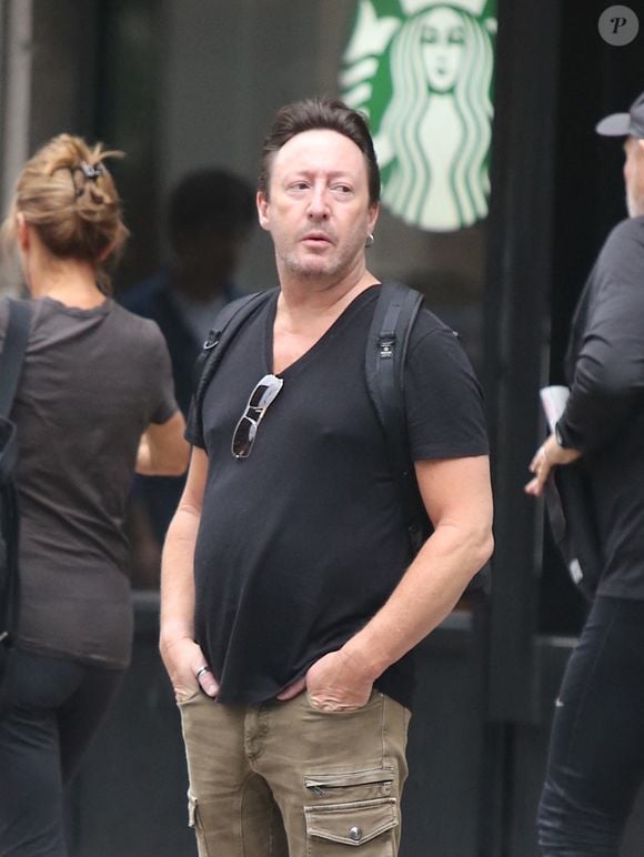 Julian Lennon marchant seul à Soho, New York City, NY, USA le 11 octobre 2017. Photo par Adam Nemser/Startraks/ABACAPRESS.COM