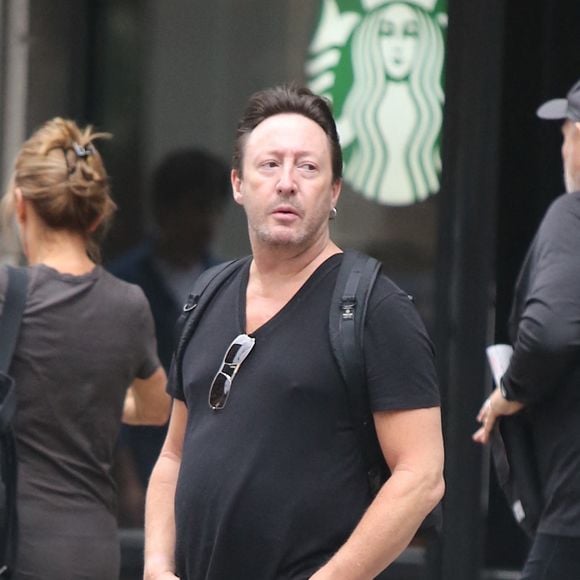 Julian Lennon marchant seul à Soho, New York City, NY, USA le 11 octobre 2017. Photo par Adam Nemser/Startraks/ABACAPRESS.COM