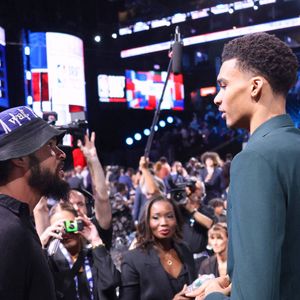 Les basketteurs français Victor Wembanyama et Joakim Noah discutent ensemble dans la salle verte lors de la NBA Draft au Barclays Center à Brooklyn, New York, NY le 22 juin 2023. Photo Charles Guerin/ABACAPRESS.COM