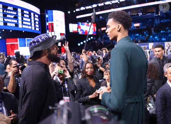 Les basketteurs français Victor Wembanyama et Joakim Noah discutent ensemble dans la salle verte lors de la NBA Draft au Barclays Center à Brooklyn, New York, NY le 22 juin 2023. Photo Charles Guerin/ABACAPRESS.COM
