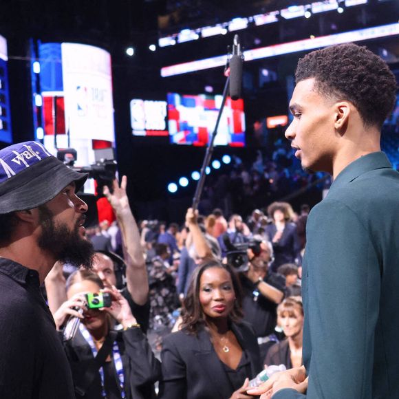 Les basketteurs français Victor Wembanyama et Joakim Noah discutent ensemble dans la salle verte lors de la NBA Draft au Barclays Center à Brooklyn, New York, NY le 22 juin 2023. Photo Charles Guerin/ABACAPRESS.COM