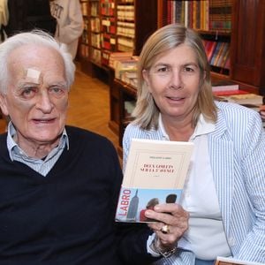 Exclusif - Philippe Labro et sa belle-fille Laetitia Brossette - Philippe Labro dédicace son livre « Deux gimlets sur la 5ᵉ Avenue » à la Librairie Galignani à Paris, France, le 5 Octobre 2024. 

© Bertrand Rindoff / Bestimage