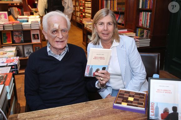 Exclusif - Philippe Labro et sa belle-fille Laetitia Brossette - Philippe Labro dédicace son livre « Deux gimlets sur la 5ᵉ Avenue » à la Librairie Galignani à Paris, France, le 5 Octobre 2024. 

© Bertrand Rindoff / Bestimage