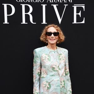 Les créations revisitées de la maison ont séduit les invités, entre velours et matières scintillantes.
Marisa Berenson au défilé Giorgio Armani Privé "Collection Haute Couture Automne/Hiver 2026-2027" lors de la Fashion Week de Paris, le 7 juillet 2026.
Florian Lavielle / Bestimage