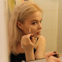 La célèbre maquilleuse Katie Jane Hughes explique LA technique pour empêcher l'anticerne de filer malgré la chaleur