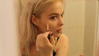 La célèbre maquilleuse Katie Jane Hughes explique LA technique pour empêcher l'anticerne de filer malgré la chaleur