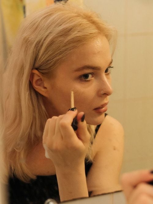 Make-up : Découvrez la technique des pros pour empêcher l'anticerne de filer malgré la chaleur
