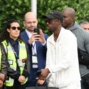 Retour sur l'histoire de cet accessoire devenu incontournable 

Ousmane Dembélé - L'équipe de France de football s'envole du Bourget pour rejoindre Boston aux Etats Unis pour participer à la coupe du monde de la FIFA (du 11 juin au 19 juillet, aux États-Unis, au Canada et au Mexique), le 10 juin 2026. Pierre Perusseau/Bestimage