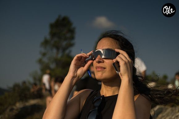 Les symptômes graves ne doivent pas être confondus avec une simple image rémanente temporaire.

La foule observe l'éclipse solaire en Galice, en Espagne, le 12 août 2026. 

© Brais Lorenzo/JNA via ZUMA Press Wire