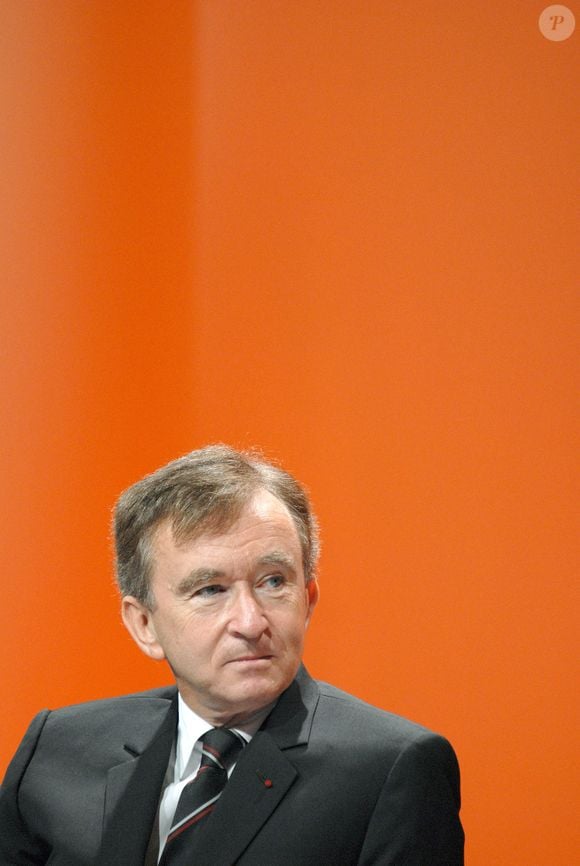 Et se positionne sur la troisième marche du podium des plus grosses fortunes mondiales. 

Le PDG de LVMH, Bernard Arnault, annonce la création d'une fondation culturelle " Louis Vuitton pour la création " lors d'une conférence de presse à Paris, France, le 2 octobre 2006. L'architecte américain Frank Gehry sera le concepteur du bâtiment de la fondation, qui sera situé dans le Jardin d'Acclimatation, à la lisière nord du Bois de Boulogne. Photo by Nicolas Khayat/ABACAPRESS.COM
