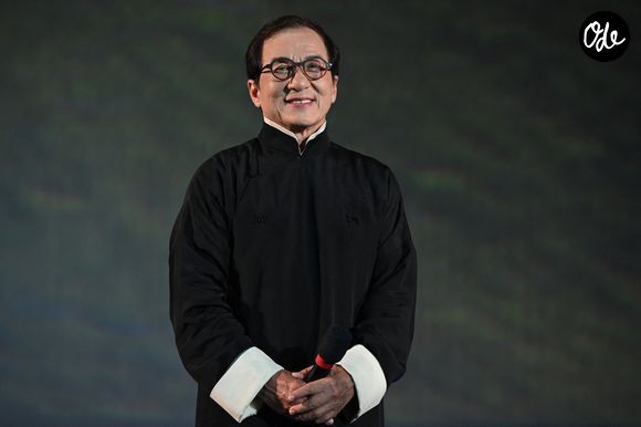 Le jeu rend hommage au cinéma de kung-fu.

Jackie Chan sur le tapis rouge du Festival du film de Locarno 2025, en Suisse, à l'occasion de la remise du Pardo d'honneur récompensant l'ensemble de sa carrière.
© Nick Zonna/IPA via ZUMA Press / Bestimage