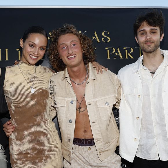 Exclusif - Joalukas Noah, sa mère Isabelle Camus, ses soeurs Eleejah et Jenaye et Tomathy Stewart-Whyte (frère de Jenaye et Eleejah) lors de la soirée d'anniversaire de Joalukas Noah, fils de Yannick Noah et Isabelle Camus, pour ses 18 ans à Paris le 10 juin 2022.

© Cyril Moreau / Bestimage