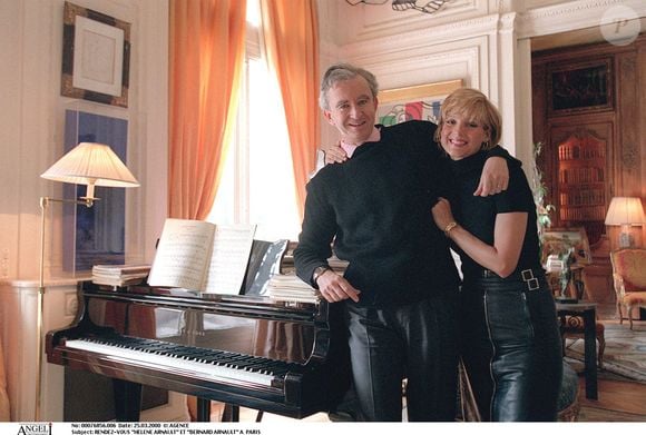 Cette structure secrète possède notamment une prestigieuse toile de Paul Cézanne.

Bernard Arnault et son épouse Hélène, à Paris © AGENCE / BESTIMAGE
