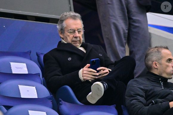 Michel Denisot assiste au match de Ligue 1 entre le Paris FC et le Toulouse FC au Stade Jean Bouin le 13 décembre 2025 à Paris, France. ( Photo by Federico Pestellini / PsnewZ / Bestimage )