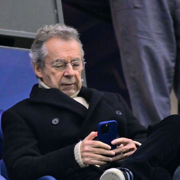 Michel Denisot assiste au match de Ligue 1 entre le Paris FC et le Toulouse FC au Stade Jean Bouin le 13 décembre 2025 à Paris, France. ( Photo by Federico Pestellini / PsnewZ / Bestimage )