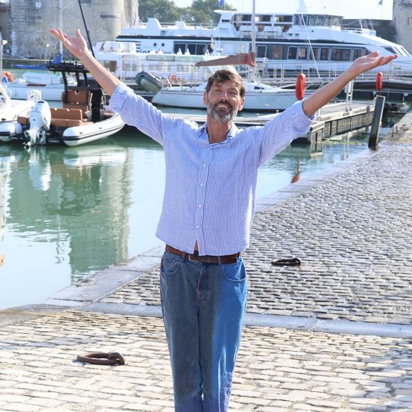 Laurent Kerusoré lors du photocall du 'Plus belle vie, encore plus belle' lors du 27ème Festival de la Fiction de la Rochelle, France, le 19 septembre 2025. © Denis Guignebourg/Bestimage