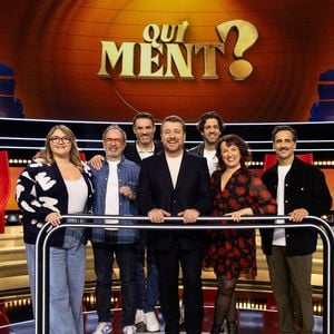 Bruno Guillon va présenter un nouveau jeu sur France 2.
Exclusif - Bruno Guillon, Lola Dubini, Bruno Solo, Gil Alma, Max Boublil, Anne Roumanoff, Florent Peyre en backstage de l'enregistrement de l'émission "Qui Ment?" présentée par B.Guillon et diffusée sur France 2, à Saint-Denis, Seine Daint-Denis, France. © Jeremy Melloul/Bestimage