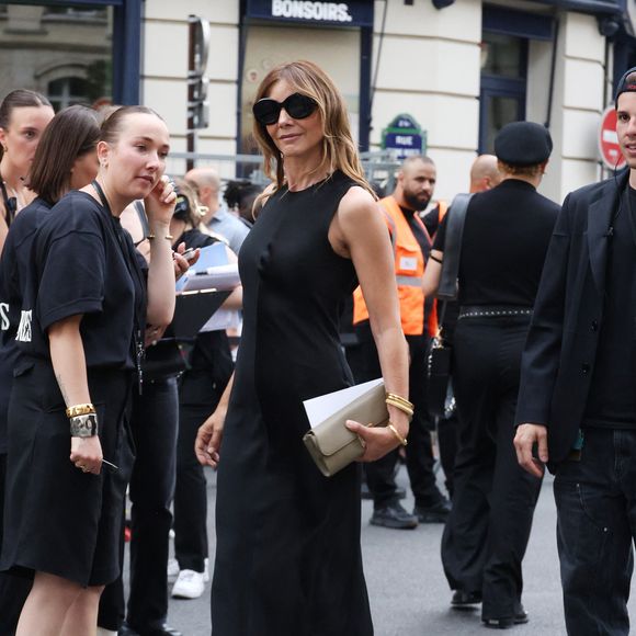 Clotilde Courau -  Les célébrités au défilé AMI "Collection Homme Prêt-à-Porter Printemps/Eté 2026" lors de la Fashion Week de Paris, le 25 juin 2025
© Denis Guignebourg / Bestimage
