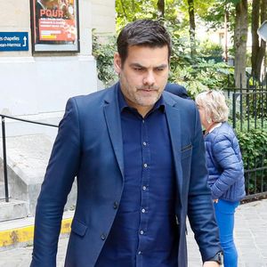 Une maladie qui l'a forcé à se faire amputer de la jambe droite.
Matthieu Lartot à la sortie des obsèques du journaliste Daniel Bilalian en l'église Saint-Pierre de Neuilly-sur-Seine, FRance, le 22 mai 2025. © Clovis-Ouahcene/Bestimage