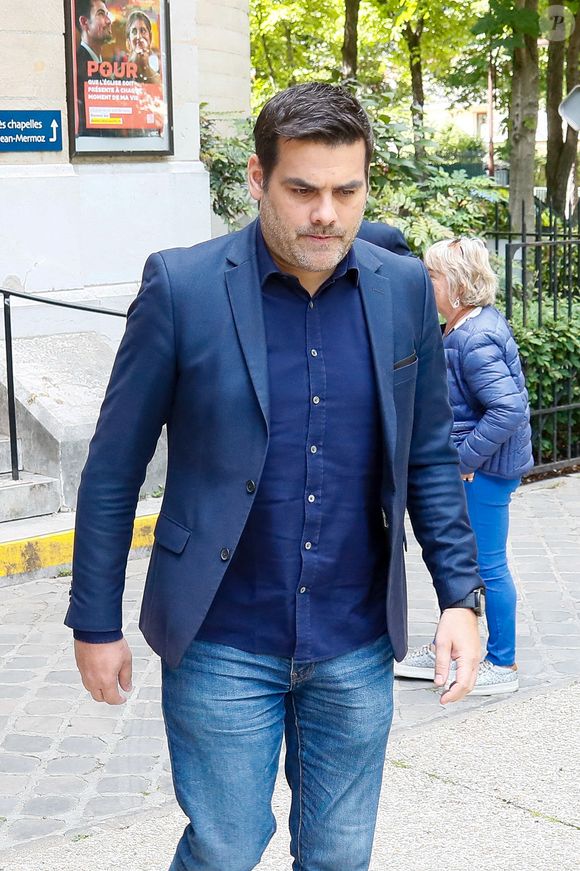 Une maladie qui l'a forcé à se faire amputer de la jambe droite.

Matthieu Lartot à la sortie des obsèques du journaliste Daniel Bilalian en l'église Saint-Pierre de Neuilly-sur-Seine, FRance, le 22 mai 2025. © Clovis-Ouahcene/Bestimage