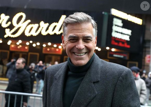 6 février 2025, New York, New York, USA : L'acteur GEORGE CLOONEY est vu lors de l'annonce de la distribution de la nouvelle pièce de Broadway Good Night and Good Luck qui s'est tenue au Winter Garden Theater. (Crédit photo : © Nancy Kaszerman/ZUMA Press Wire)
