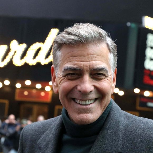 6 février 2025, New York, New York, USA : L'acteur GEORGE CLOONEY est vu lors de l'annonce de la distribution de la nouvelle pièce de Broadway Good Night and Good Luck qui s'est tenue au Winter Garden Theater. (Crédit photo : © Nancy Kaszerman/ZUMA Press Wire)
