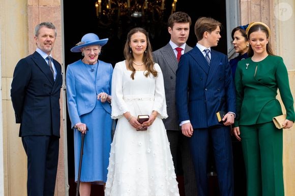 Les jumeaux sont apparus élégants dans des tenues sobres et traditionnelles.

Fredensborg, DANEMARK Le roi Frederik de Danemark, la reine Mary de Danemark, le prince héritier Christian, la princesse Isabella de Danemark, le prince Vincent de Danemark, la princesse Josephine de Danemark et la reine Margrethe de Danemark, lors de la confirmation des jumeaux à l'église du palais de Fredensborg au Danemark. Photo par Backgrid USA / Bestimage