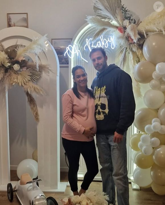 En attendant la naissance quasi-imminente de leur petite fille, Myriam et son chéri ont organisé une incroyable baby shower : Et voici quelques photos de l'événement !

Myriam et Thomas immortalisés sur Instagram (Capture d'écran).