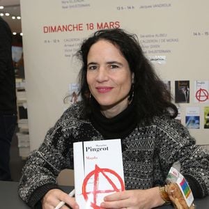 Ce jour-là, les deux femmes du président de la République, Danielle Mitterrand et Anne Pingeot, étaient réunies pour le saluer une dernière fois. 

Mazarine Pingeot présente au Salon du Livre 2018 au Parc des Expositions de Paris, France, le 18 mars 2018.