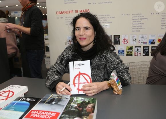 Ce jour-là, les deux femmes du président de la République, Danielle Mitterrand et Anne Pingeot, étaient réunies pour le saluer une dernière fois. 

Mazarine Pingeot présente au Salon du Livre 2018 au Parc des Expositions de Paris, France, le 18 mars 2018.