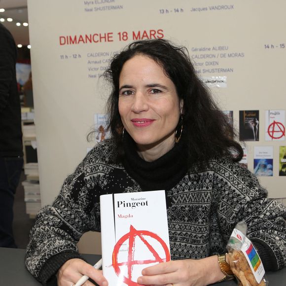 Ce jour-là, les deux femmes du président de la République, Danielle Mitterrand et Anne Pingeot, étaient réunies pour le saluer une dernière fois. 

Mazarine Pingeot présente au Salon du Livre 2018 au Parc des Expositions de Paris, France, le 18 mars 2018.