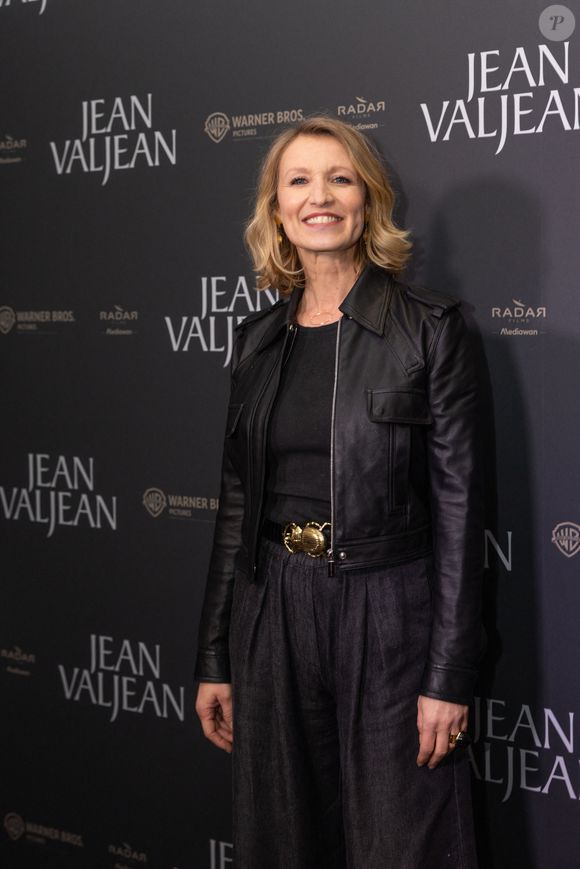 Elle enchaîne petits rôles et sitcoms avant d’exploser avec Un gars, une fille.

Alexandra Lamy à la première du film "Jean Valjean" au cinéma Publicis à Paris le 17 novembre 2025.

© Julien Sarkissian / Bestimage