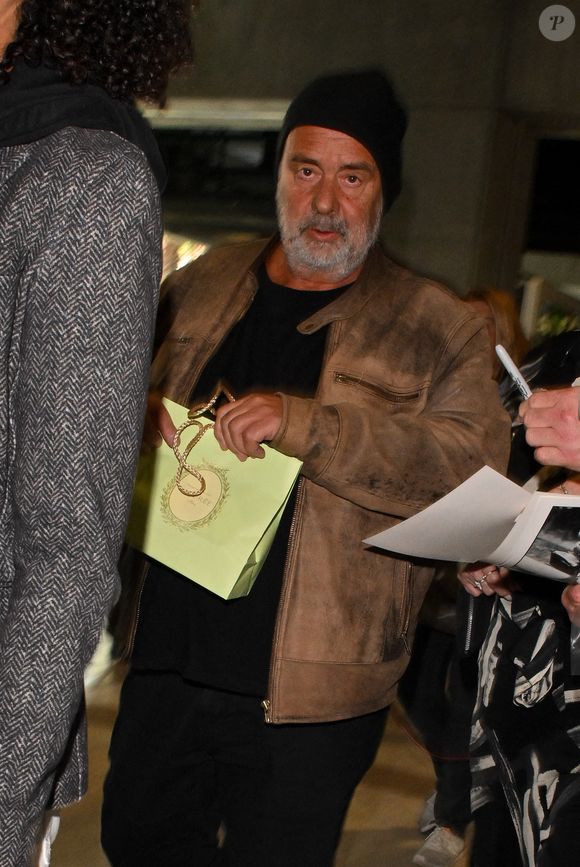 Luc Besson arrive à l'aéroport de Nice avant le 76e Festival de Cannes à Nice, France, le 15 mai 2023. Photo par Julien Reynaud/APS-Medias/ABACAPRESS.COM
