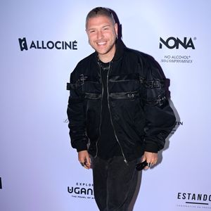 D'autres artistes, dont Acid Arab et DJ Feder, ont eux aussi décidé d'annuler leur participation au festival.

Mosimann au photocall de la soirée AKILI MIRARI sur la plage "Croisette Beach - MGallery" lors du 79ème Festival International du Film de Cannes, le 13 mai 2026.

© Romain Doucelin/Bestimage