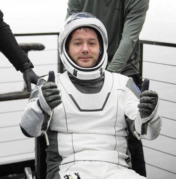 "Je gagnerais mieux ma vie si j’étais resté pilote chez Air France", avait-il alors révélé lors d'une interview accordée au Monde, en octobre 2023.

La capsule "Crew Dragon", qui transporte les astronautes Thomas Pesquet, Akihiko Hoshide, Shane Kimbrough et Megan McArthur est de son retour sur terre le 9 novembre 2021. 
Nasa via Bestimage