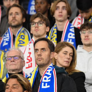 Autre duo père-fils : Grand Corps Malade et l'un de ses deux garçons.

Grand Corps Malade et son fils au Parc des Princes pour assister au match de l'équipe de France de football contre l'Ukraine. 10 ans jour pour jour après les attentats du 13 novembre 2025. Paris, France, 13 novembre 2025. Photo by Florian Poitout/ABACAPRESS.COM
