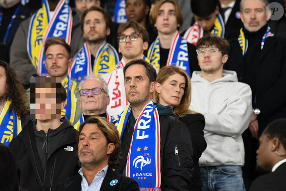 Autre duo père-fils : Grand Corps Malade et l'un de ses deux garçons.

Grand Corps Malade et son fils au Parc des Princes pour assister au match de l'équipe de France de football contre l'Ukraine. 10 ans jour pour jour après les attentats du 13 novembre 2025. Paris, France, 13 novembre 2025. Photo by Florian Poitout/ABACAPRESS.COM
