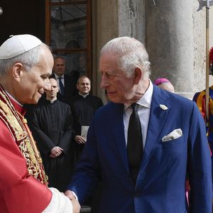 Le roi Charles III d'Angleterre et Camilla Parker Bowles, reine consort d'Angleterre, quittent le pape Léon XIV après avoir assisté au service œcuménique dans la chapelle Sixtine au Vatican, le 23 octobre 2025. Photo par PA Photo/ Bestimage