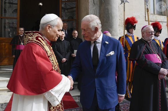 Le roi Charles III d'Angleterre et Camilla Parker Bowles, reine consort d'Angleterre, quittent le pape Léon XIV après avoir assisté au service œcuménique dans la chapelle Sixtine au Vatican, le 23 octobre 2025. Photo par PA Photo/ Bestimage